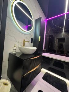 a bathroom with a sink and a mirror at Apartament Luxe z bezpłatnym parkingiem podziemnym in Koszalin +35 photos