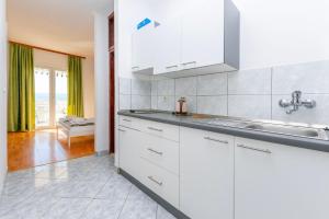 Kuchyňa alebo kuchynka v ubytovaní Apartments Ivo + 37 fotografií