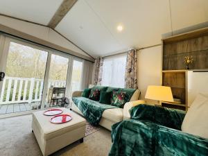 ヘイスティングスにあるEscape The City - Cozy Caravan Next To The Lakeのソファとテーブルのあるリビングルーム