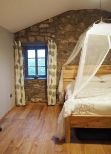 Giường trong phòng chung tại Rock Mount Cottage