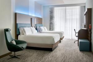 ピッツバーグにあるEVEN Hotel Pittsburgh Downtown by IHGのホテルルーム ベッド2台&椅子付 +34枚の写真