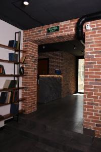 Biblioteca nell'ostello
