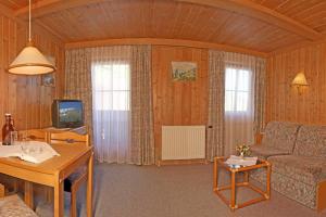 ein Wohnzimmer mit einem Sofa und einem Tisch in der Unterkunft Hotel Gasthof Islitzer in Prägraten