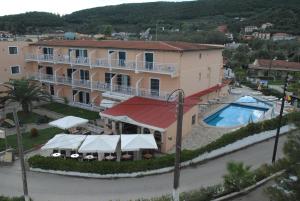 un complejo con piscina y un edificio en SeaBird Hotel, en Moraitika