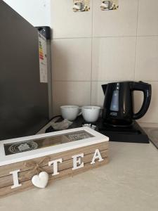 Příslušenství pro přípravu čaje a kávy v ubytování Sophie's apartments