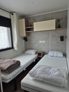 Postel nebo postele na pokoji v ubytování Le Domaine de Litteau 4 étoiles emplacement 434