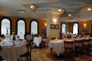 Reštaurácia alebo iné gastronomické zariadenie v ubytovaní Hotel Ristorante Regina