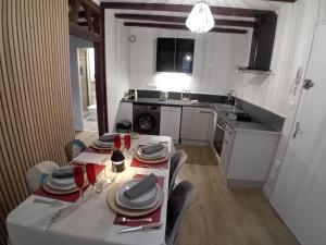 Kuchyňa alebo kuchynka v ubytovaní LE VIEUX LAVAL