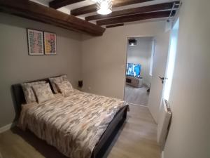 Posteľ alebo postele v izbe v ubytovaní LE VIEUX LAVAL
