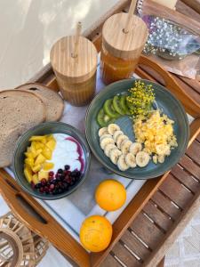 a tray with two plates of food on a table at Bulle du Fangu in Galeria
