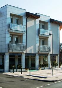 un edificio con balcones al lado de una calle en Hotel Piccolo Principe en Villongo SantʼAlessandro
