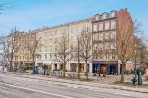 コペンハーゲンにあるCozy Apartment with Prime Location in Østerbroの自転車乗り人通りの大きな建物