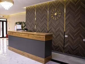 un vestíbulo de hotel con un reloj en la pared en AGATS hotel, en Atyraū