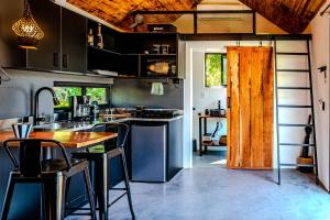 una cucina con tavolo e alcune sedie di Tiny House with Views and Jacuzzi in Anton Valley a Las Colinas