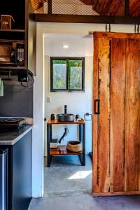 una cucina con porta in legno e tavolo di Tiny House with Views and Jacuzzi in Anton Valley a Las Colinas