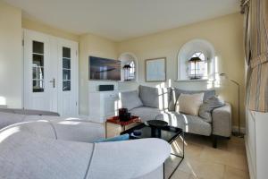 un salon avec deux canapés et une table dans l'établissement Godewind Haus Godewind, GO01, à Rantum