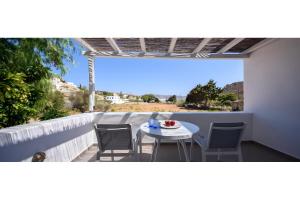 En balkon eller terrasse på Echinousa Kimolos Maisonette no3