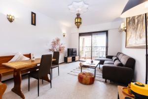 un soggiorno con un divano e un tavolo di Cosy Studio a Marrakech