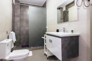 un bagno con wc, lavandino e doccia di Cosy Studio a Marrakech Altre 20 foto
