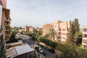 una vista di una strada cittadina con auto ed edifici di Cosy Studio a Marrakech