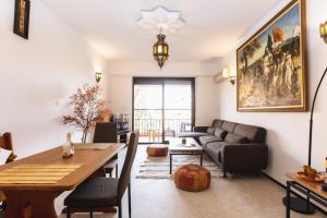 un soggiorno con un tavolo e un divano di Cosy Studio a Marrakech