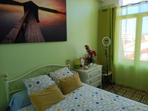 een slaapkamer met een bed en een schilderij aan de muur bij Hostel-Élisée-Perpignan in Perpignan +70 foto's