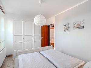 Postel nebo postele na pokoji v ubytování FeWo Jadekieker mit Balkon - Horumersiel