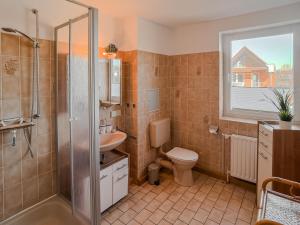 Koupelna v ubytování FeWo Jadekieker mit Balkon - Horumersiel + 17 fotografií