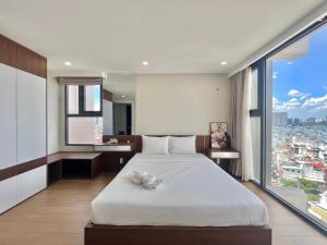Postel nebo postele na pokoji v ubytování Vinh Hoi Apartments - Luxury Apartment Furnished Suites