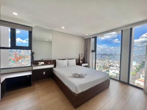 Postel nebo postele na pokoji v ubytování Vinh Hoi Apartments - Luxury Apartment Furnished Suites