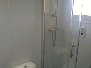 A bathroom at Hostal Cubelles Még 18 kép