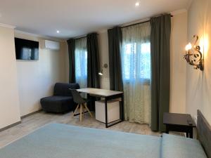 a bedroom with a bed and a table and a couch at Hostal Milana Girona in Girona