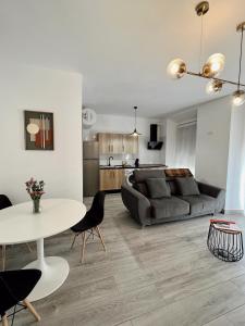 un soggiorno con un divano e un tavolo di Galteo Naranja a Ronda