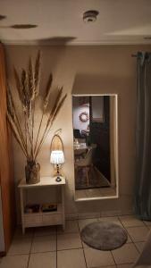 a room with a mirror and a table with a lamp at Seetempel 19 - direkt am Strand ,Hunde willkommen in Scharbeutz