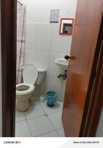 a bathroom with a toilet and a sink at Alojamiento LETICIA in Leticia