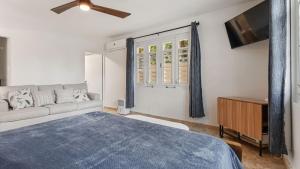Rúm í herbergi á Beachfront Getaway at Ocean View Castle Condo