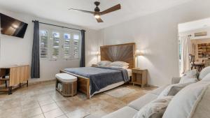 Rúm í herbergi á Beachfront Getaway at Ocean View Castle Condo