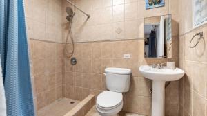 Baðherbergi á Beachfront Getaway at Ocean View Castle Condo +14 myndir