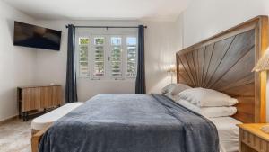 Rúm í herbergi á Beachfront Getaway at Ocean View Castle Condo