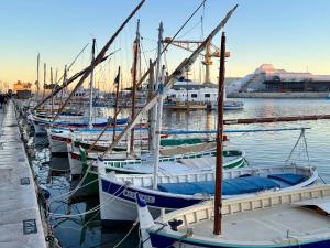 grupa łodzi zacumowanych w porcie w obiekcie ALOHA Climatisé Parking by LaConciergerie13 w mieście La Ciotat