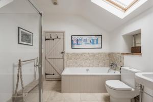 Vannituba majutusasutuses Barn Owl Cottage, Field Dalling +25 fotot