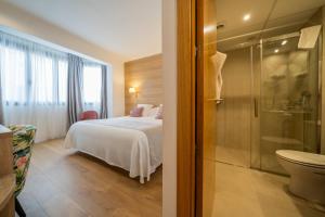 A bathroom at Hostal Menurka