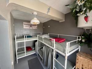 ein Zimmer mit drei Etagenbetten in einem Zimmer in der Unterkunft The Island Hostel & Café in Lagos