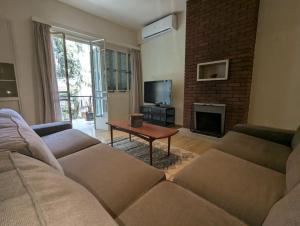 una sala de estar con un sofá y una mesa en Gladstone Apartment, en Nicosia