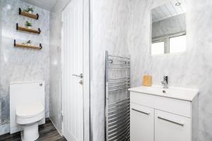 Ένα μπάνιο στο 3 Bed House with Driveway
