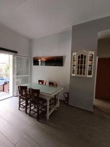 a dining room with a ping pong table and chairs at Apartamento La Domus in Cádiz