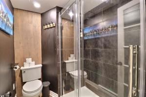 Saint-Bruno-de-MontarvilleにあるPeaceful Queen Room Free Parkingのトイレとガラスのシャワー付きのバスルーム