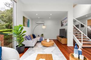 Posezení v ubytování Serenity by the Creek - Luxury Retreat