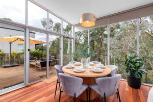 Balkón nebo terasa v ubytování Serenity by the Creek - Luxury Retreat