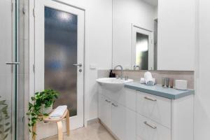 Koupelna v ubytování Serenity by the Creek - Luxury Retreat + 30 fotografií